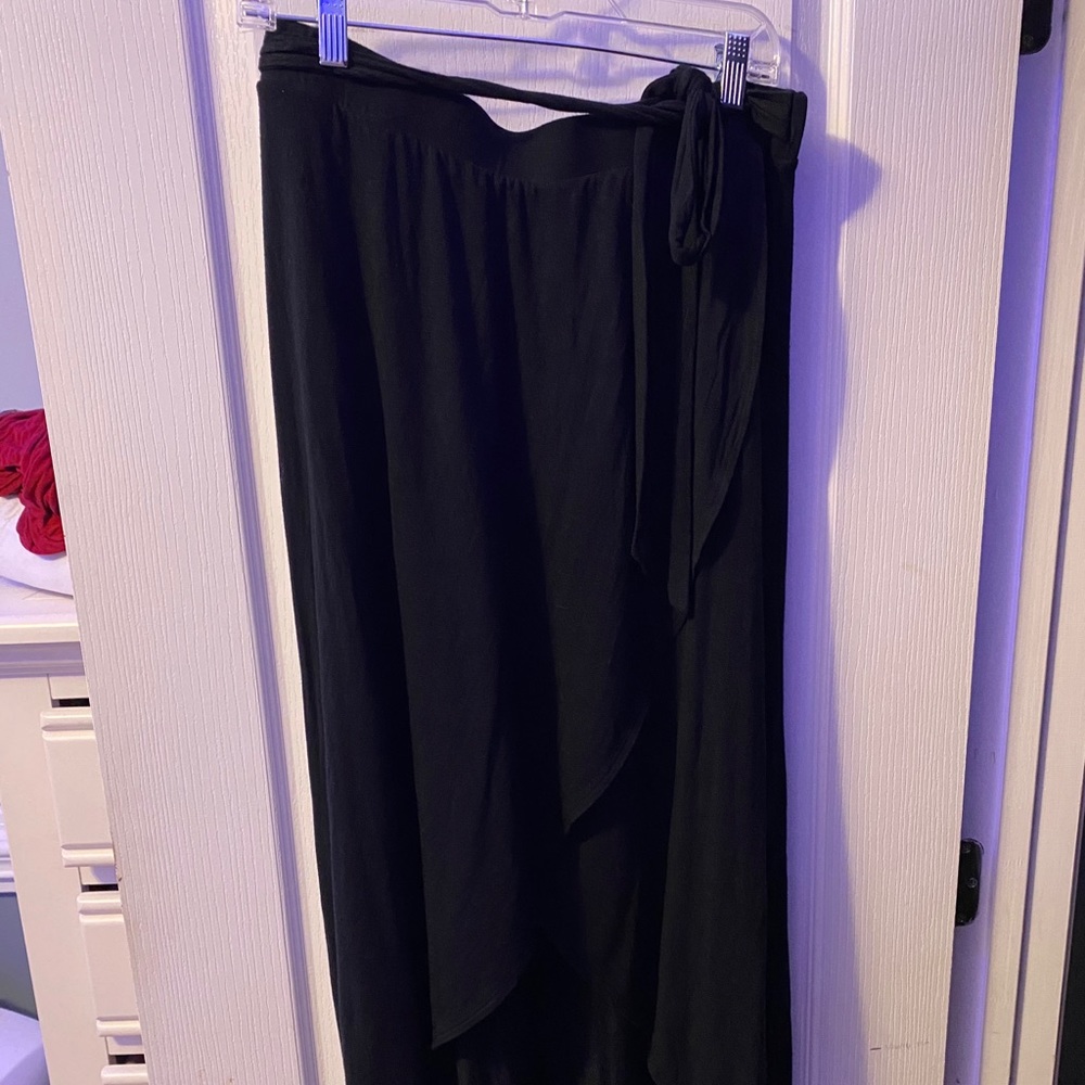 Black high-low skirt with tie